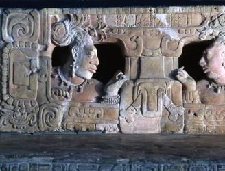 Trono 1 de Piedras Negras, Usamacinta, Guatemala, período Clásico Tardío 600-900, detalle en piedra de 310161